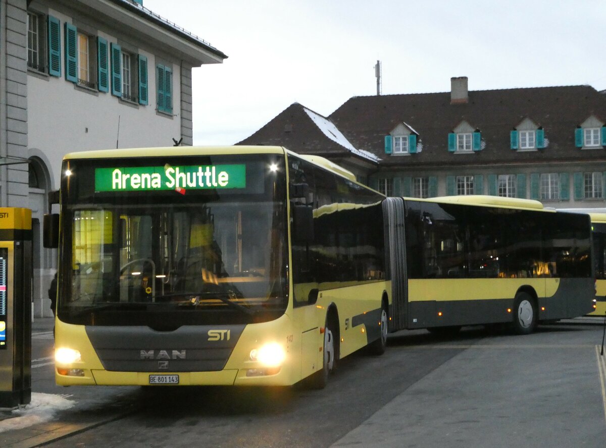 (245'621) - STI Thun - Nr. 143/BE 801'143 - MAN am 31. Januar 2023 beim Bahnhof Thun