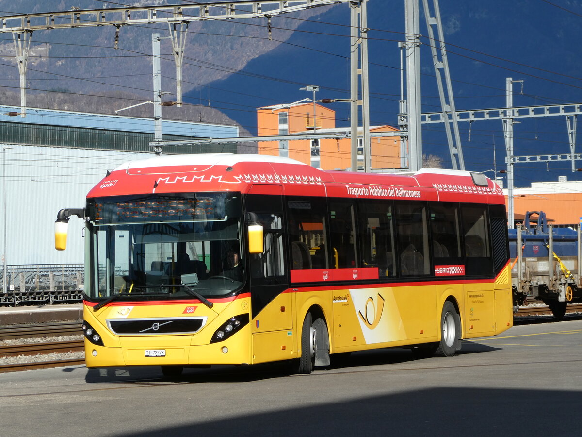 (245'810) - Chiesa, Riazzino - Nr. CB1/TI 72'273/PID 5516 - Volvo (ex AutoPostale Ticino) am 4. Februar 2023 beim Bahnhof Giubiasco 