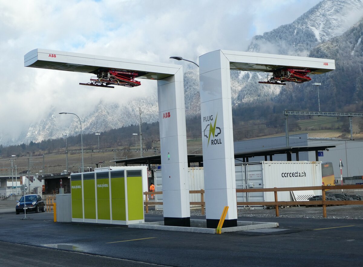 (245'867) - Ladestation fr Elektrobuss am 6. Februar 2023 beim Bahnhof Untervaz-Trimmis