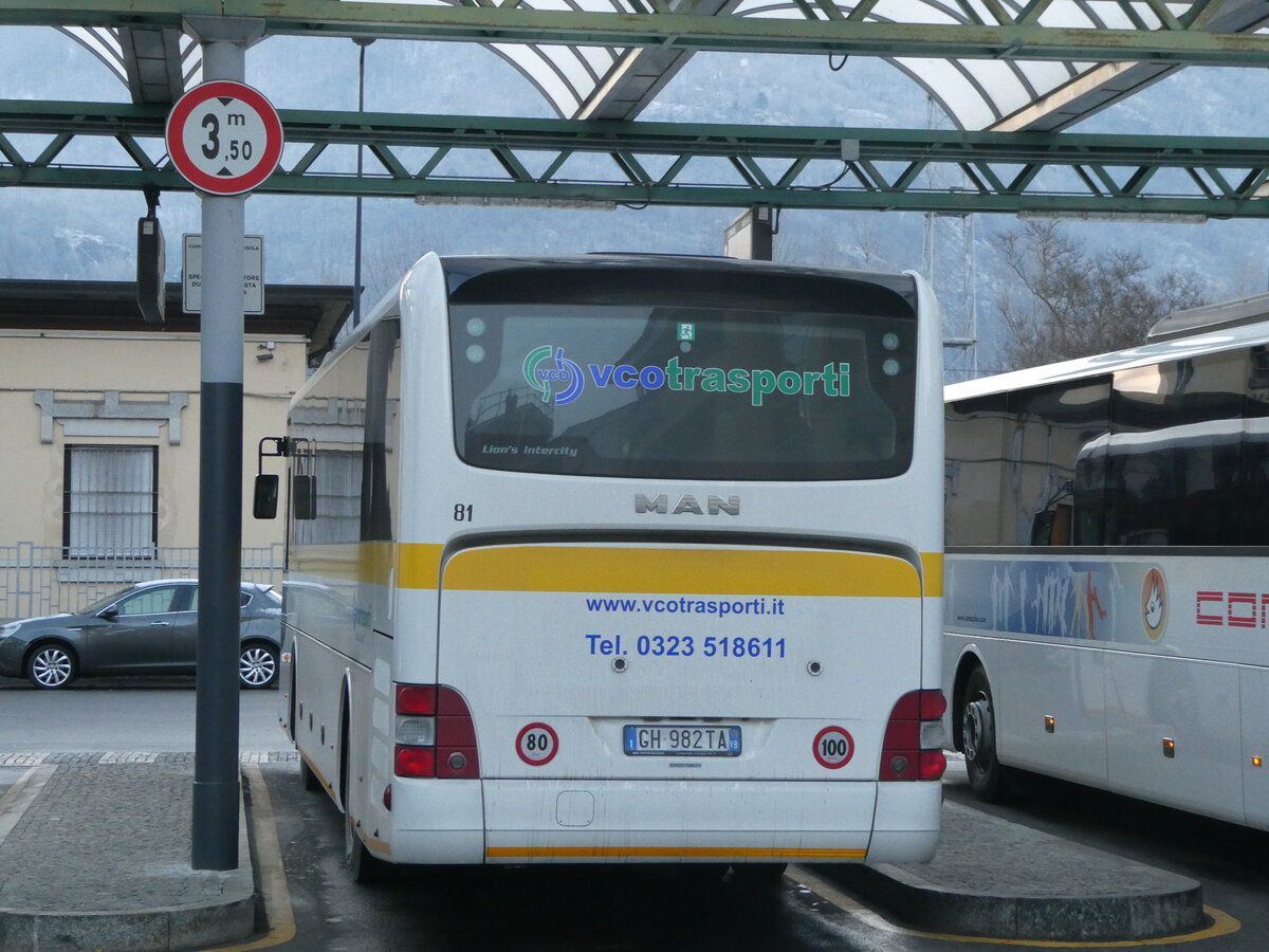 (245'884) - VCO Verbania - Nr. 81/GH-982 TA - MAN am 7. Februar 2023 beim Bahnhof Domodossola