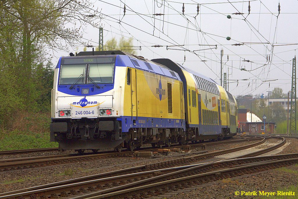 246 004 mit RE 5 nach Stade bei EInfahrt Stade am 25.04.2015