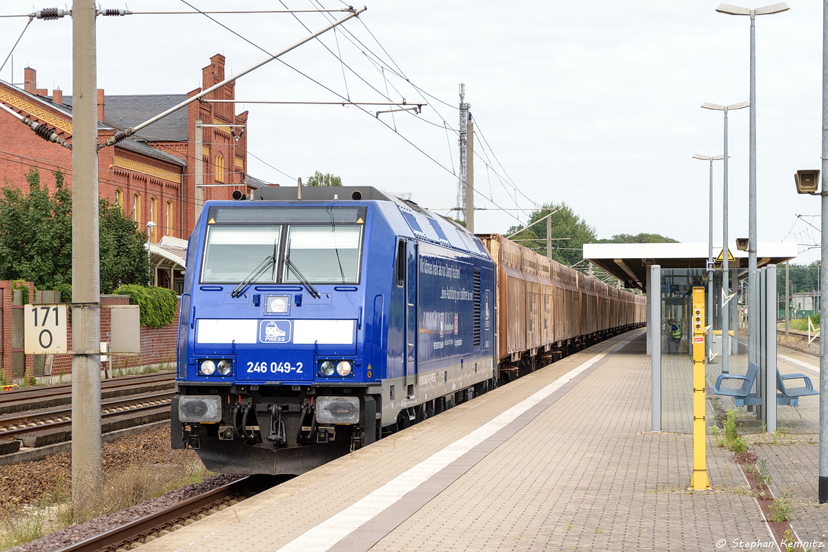 246 049-2 PRESS (246 011-1) mit einem Hackschnittzelzug in Rathenow und fuhr weiter in Richtung Stendal. 10.08.2017