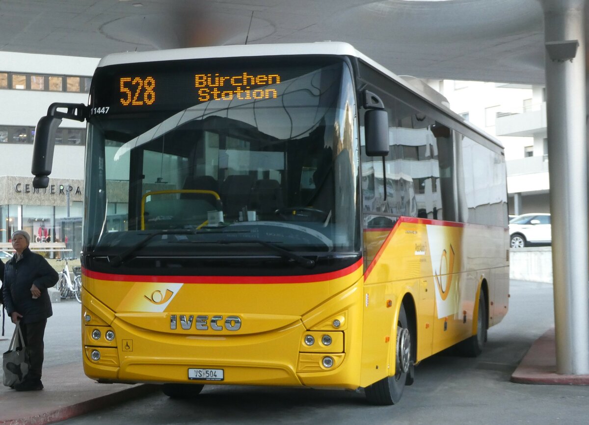 (246'000) - Autotour, Visp - VS 504/PID 11'447 - Iveco am 11. Februar 2023 beim Bahnhof Visp