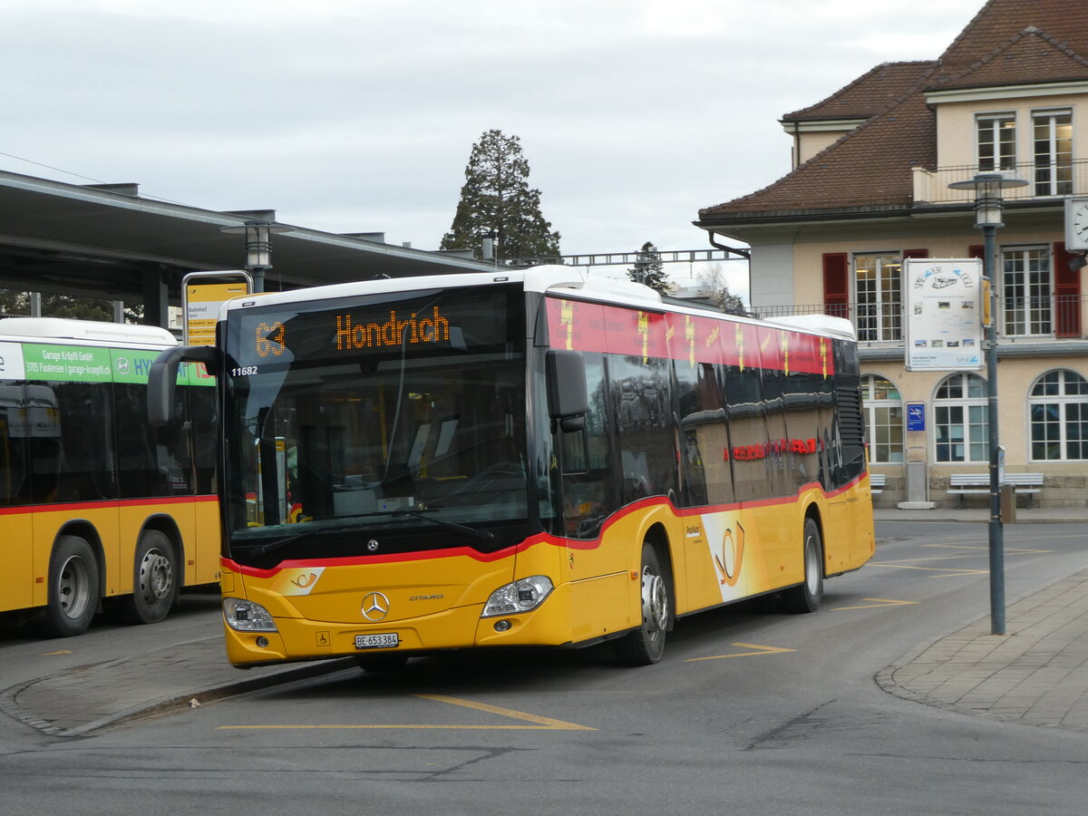 (246'199) - PostAuto Bern - BE 653'384/PID 11'682 - Mercedes am 17. Februar 2023 beim Bahnhof Spiez