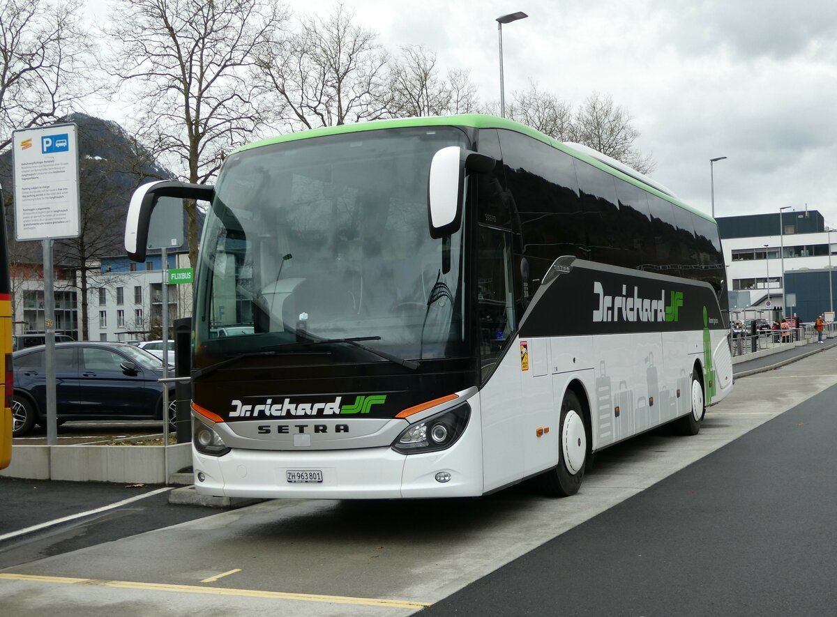 (247'142) - Dr. Richard, Zrich - Nr. 5042/ZH 963'801 - Setra am 10. Mrz 2023 beim Bahnhof Interlaken Ost