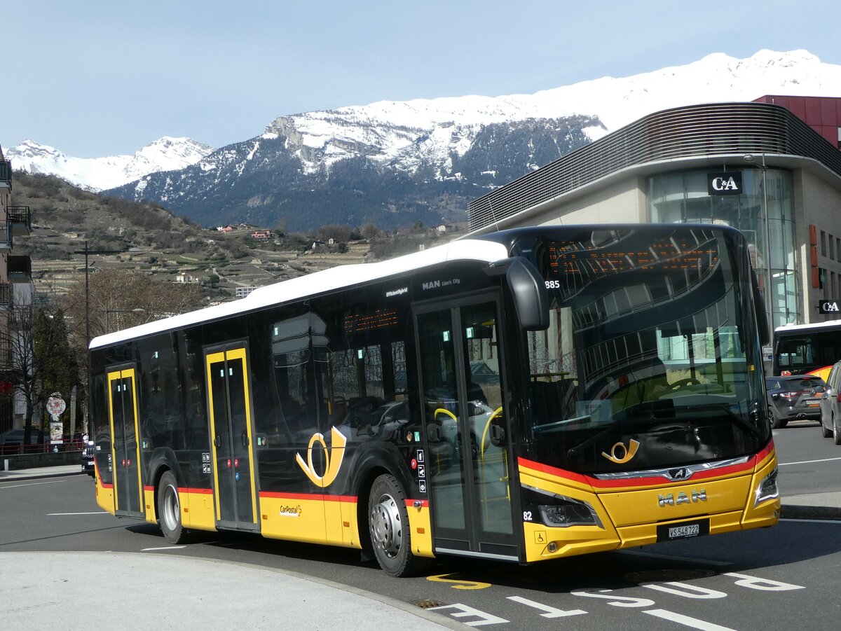 (247'261) - PostAuto Wallis  Nr. 82/VS 548'722/PID 11'885 - MAN am 16. Mrz 2023 beim Bahnhof Sion