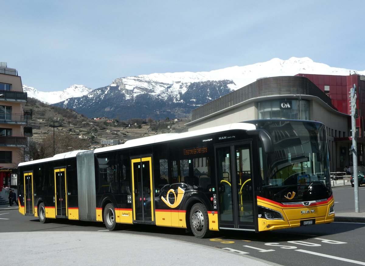 (247'263) - PostAuto Wallis - Nr. 87/VS 548'727/PID 11'890 - MAN am 16. Mrz 2023 beim Bahnhof Sion