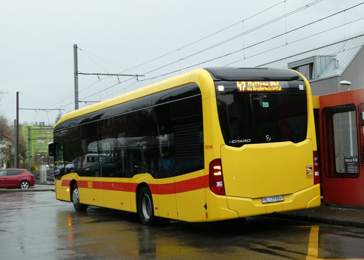 (247'896) - BLT Oberwil - Nr. 1016/BL 139'884 - Mercedes am 30. Mrz 2023 in Bottmingen, Schloss