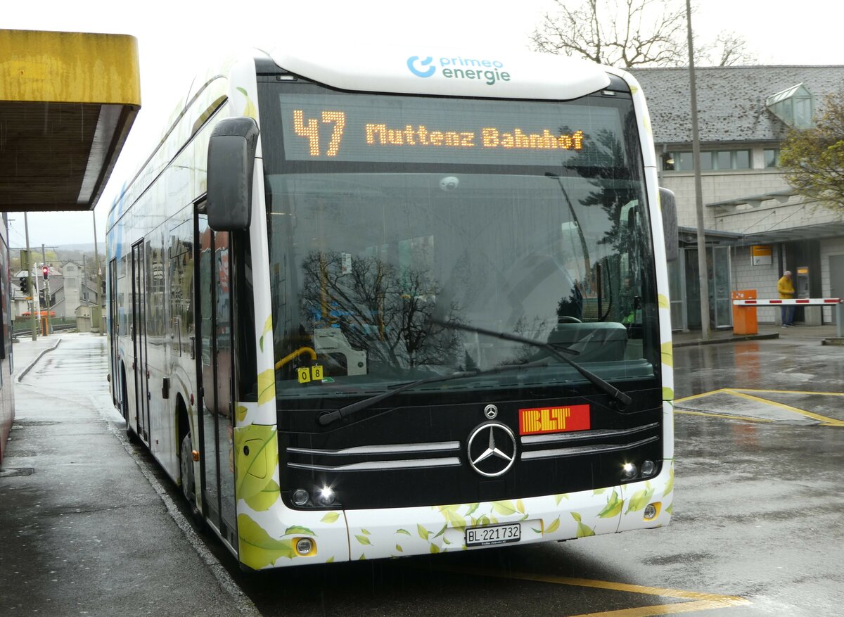 (247'903) - BLT Oberwil - Nr. 1002/BL 221'732 - Mercedes am 30. Mrz 2023 in Bottmingen, Schloss