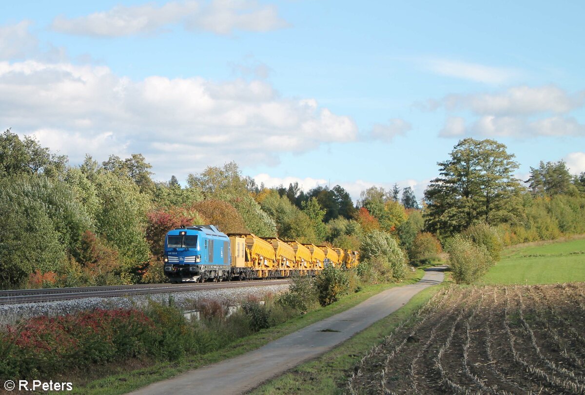 248 105 mit einem Bauzug aus München in Richtung Hof bei Lengenfeld kurz vor Marktredwitz. 05.10.22