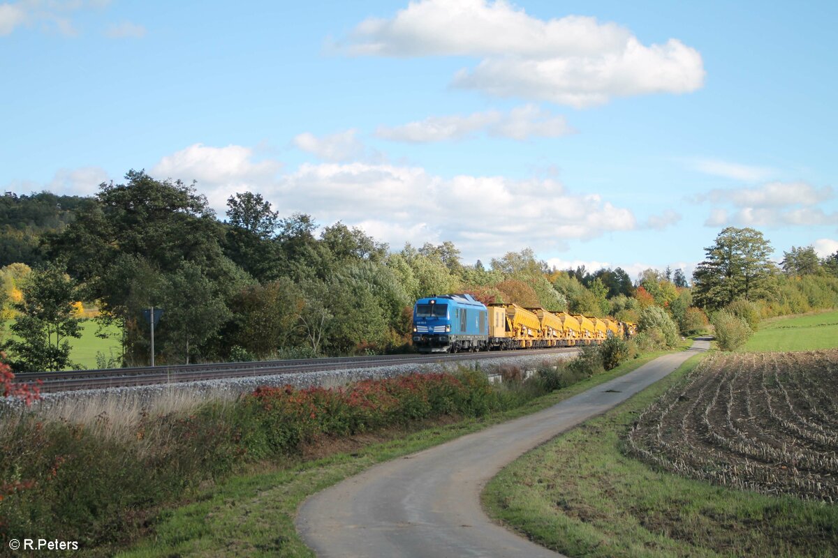 248 105 mit einem Bauzug aus München in Richtung Hof bei Lengenfeld kurz vor Marktredwitz. 05.10.22