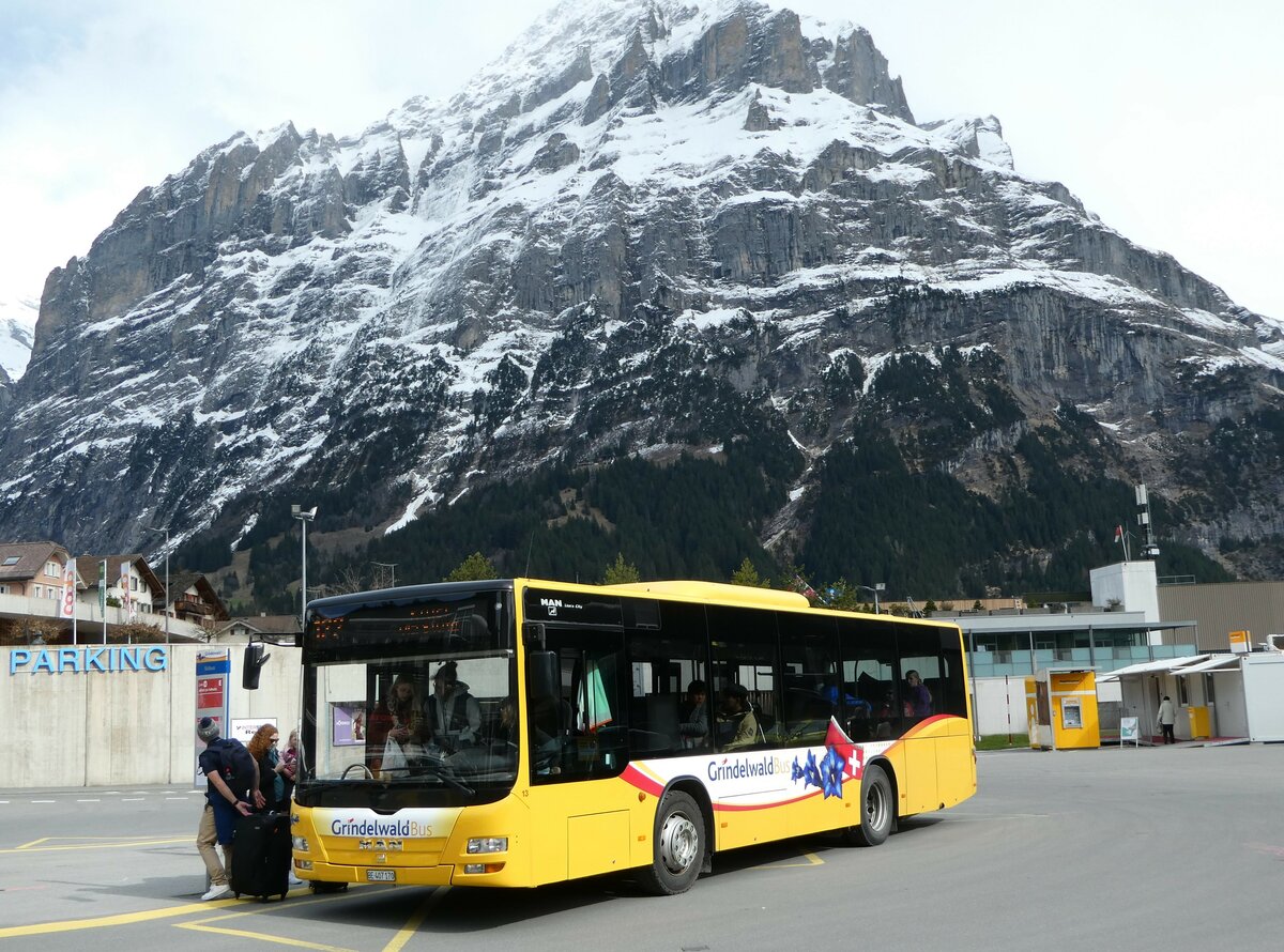 (248'842) - Grindelwaldbus, Grindelwald - Nr. 13/BE 407'170 - MAN/Gppel am 18. April 2023 beim Bahnhof Grindelwald