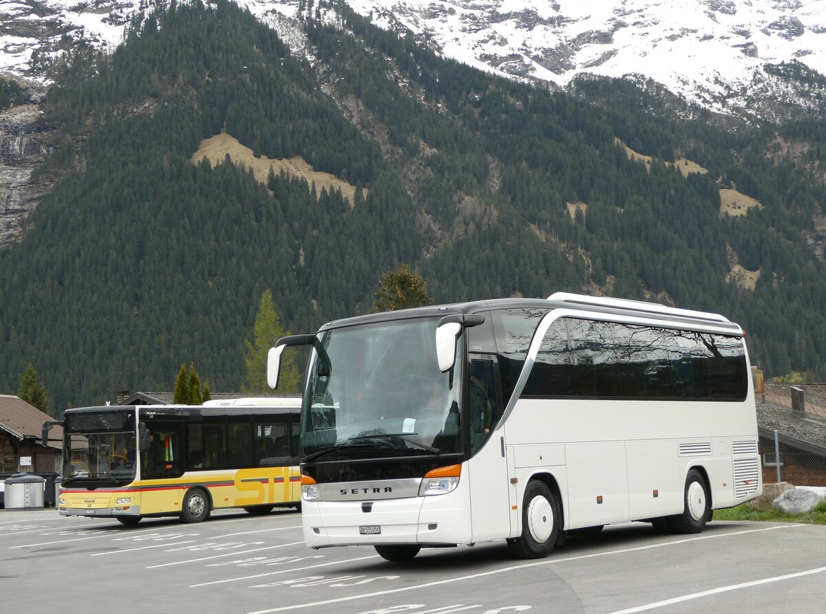 (249'204) - Jankovic, Adliswil - ZH 555'050 - Setra am 28. April 2023 beim Bahnhof Grindelwald