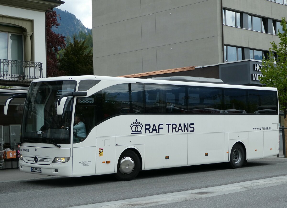 (249'440) - Aus Polen: Raf Trans, Warszawa - WN 5574G - Mercedes am 2. Mai 2023 beim Bahnhof Interlaken West