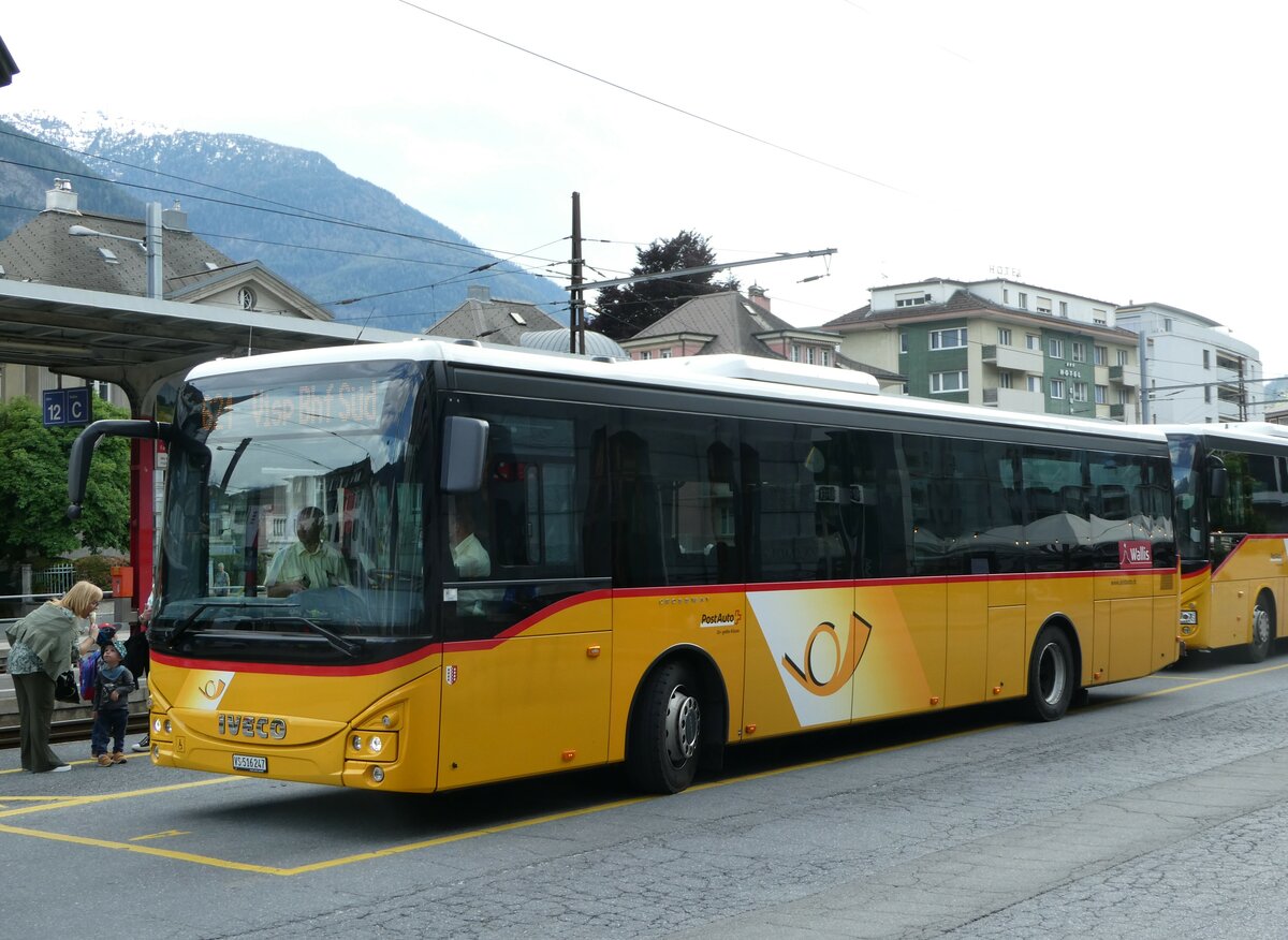 (249'686) - PostAuto Wallis - VS 516'247/PID 11'446 - Iveco am 5. Mai 2023 beim Bahnhof Brig