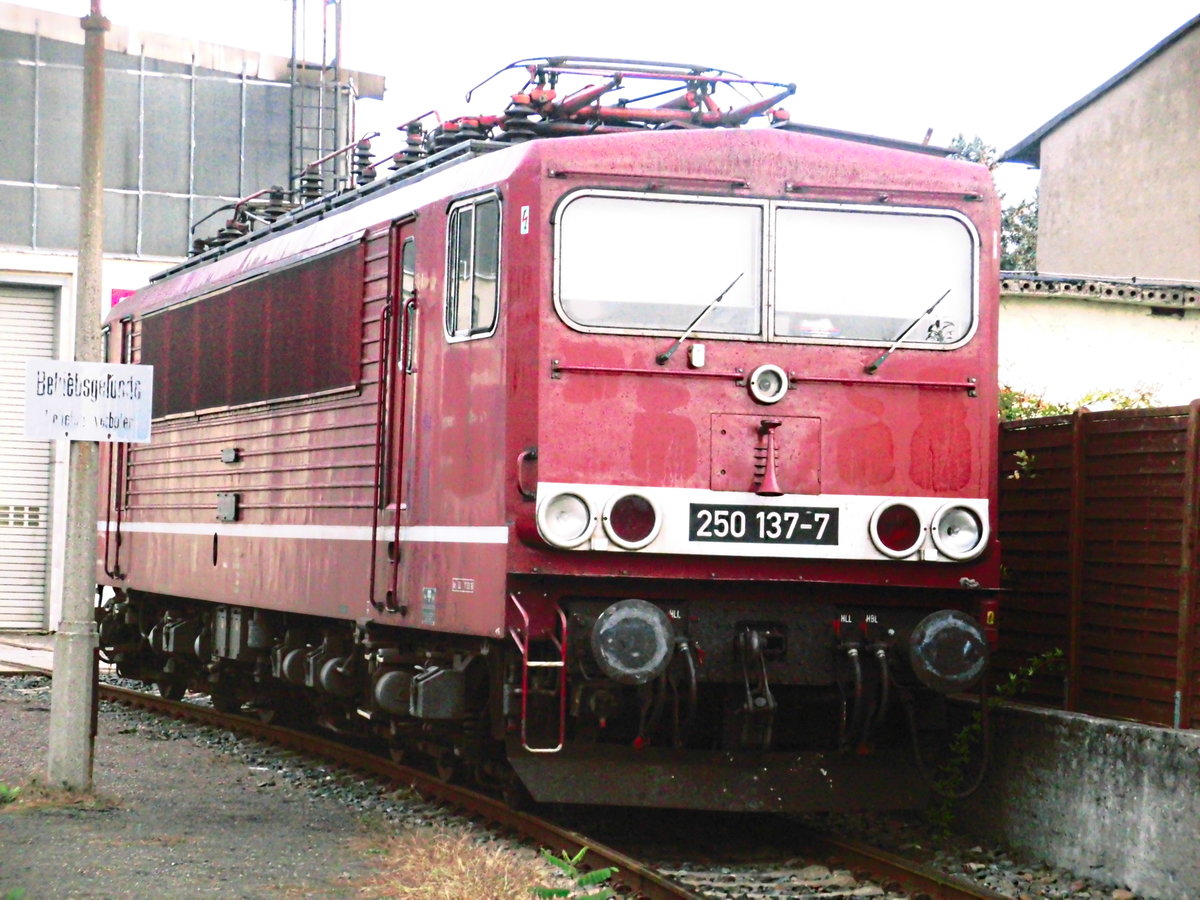 250 137-7 der LEG abgstellt vor der LEG Werkstatt (2-Werkstatt) in Delitzsch am 2.10.17