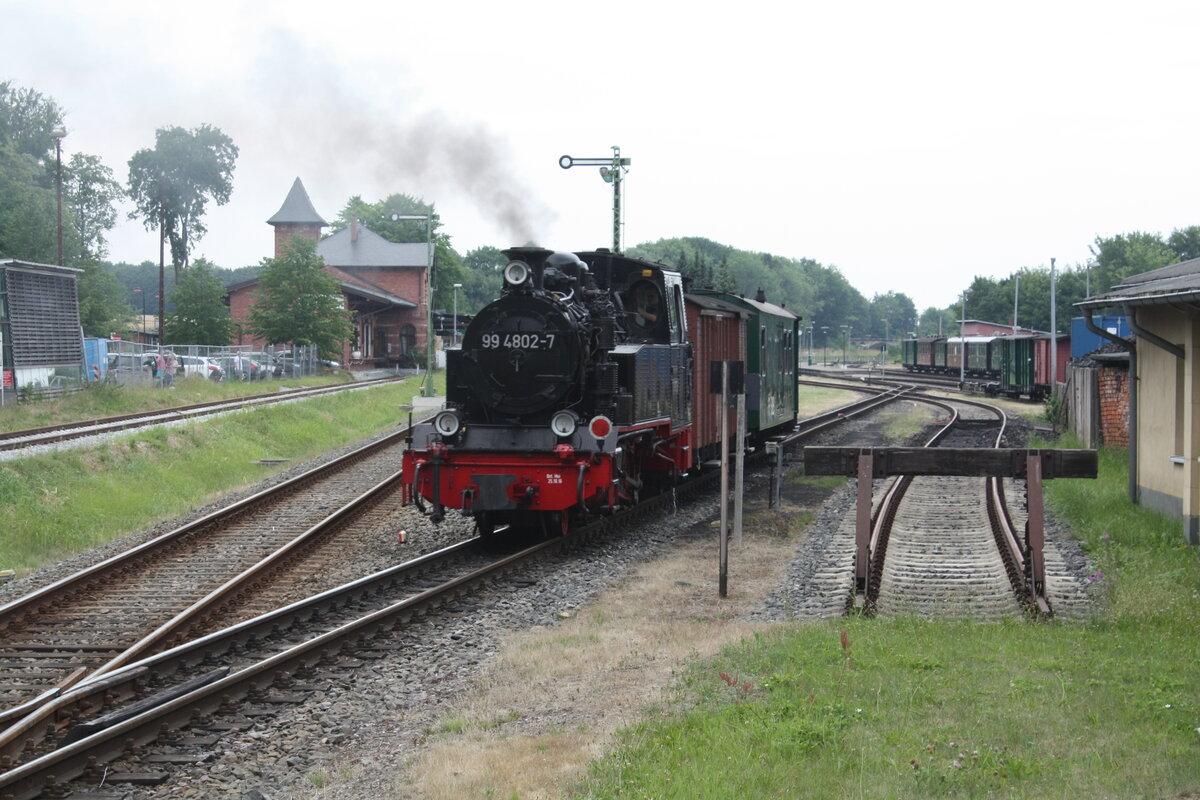 251 901 und 99 4802 von Lauterbach Mole kommend bei der Einfahrt in den Bahnhof Putbus am 26.7.21