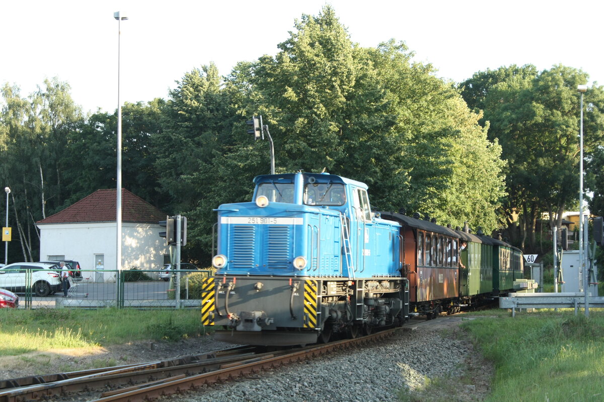 251 901 und 99 782 von Lauterbach Mole kommend bei der Einfahrt in den Bahnhof Putbus am 30.7.21