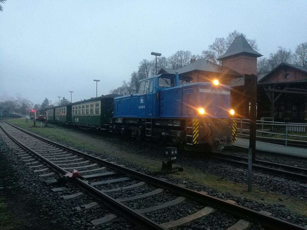 251 901 der RBB im Bahnhof Putbus am 27.12.18