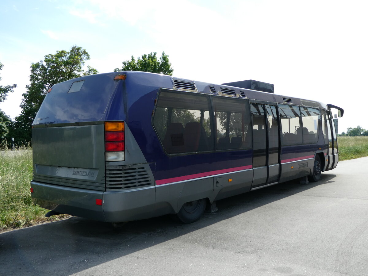 (251'033) - Auwrter, Pilsting - Neoplan am 4. Juni 2023 in Pilsting, Auwrter Automobil-Park