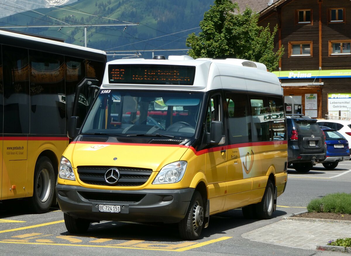 (251'116) - PostAuto Bern - BE 724'151/PID 5383 - Mercedes am 6. Juni 2023 beim Bahnhof Gstaad