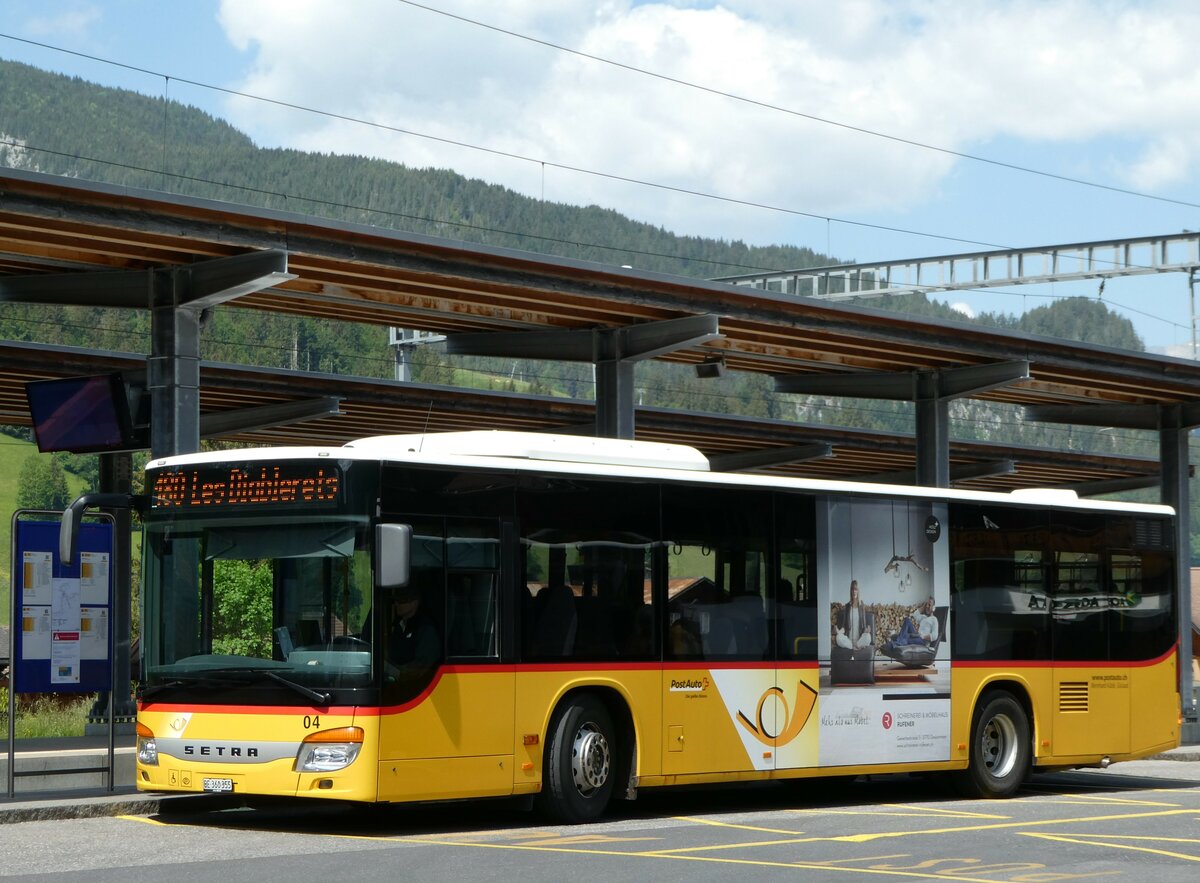 (251'119) - Kbli, Gstaad - Nr. 4/BE 360'355/PID 5204 - Setra am 6. Juni 2023 beim Bahnhof Gstaad