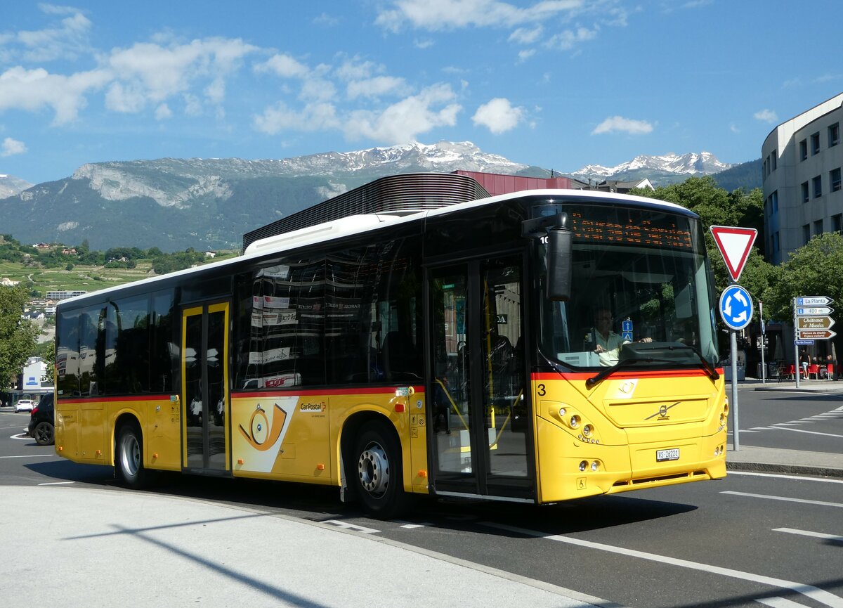 (251'195) - Lathion, Sion - Nr. 3/VS 26'221/PID 10'865 - Volvo am 9. Juni 2023 beim Bahnhof Sion