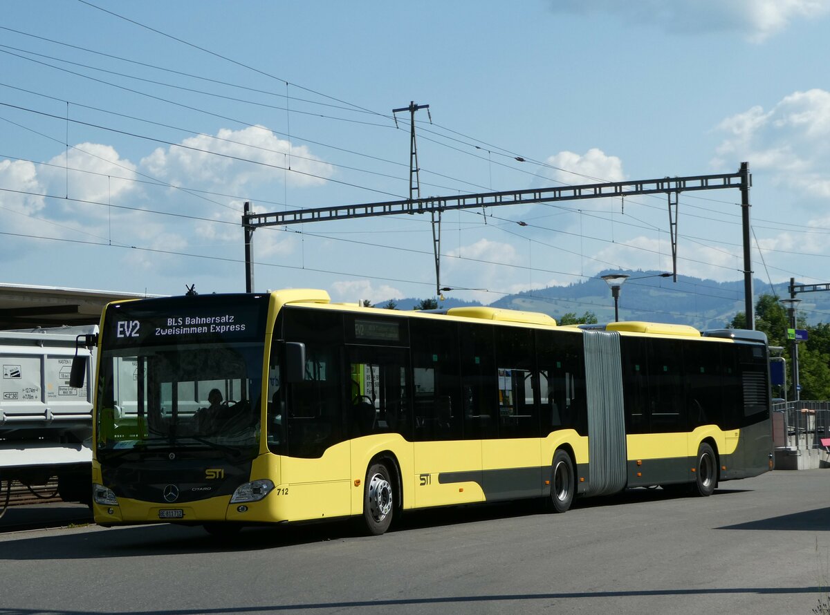 (251'582) - STI Thun - Nr. 712/BE 811'712 - Mercedes am 17. Juni 2023 beim Bahnhof Wimmis