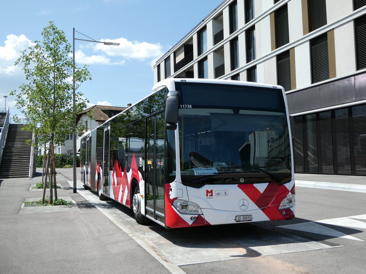 (252'437) - CarPostal Ouest - JU 35'970/PID 11'738 - Mercedes am 7. Juli 2023 beim Bahnhof Delmont