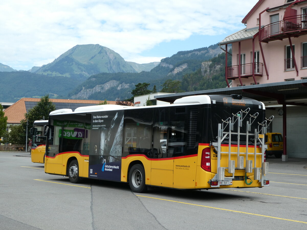 (253'120) - Flck, Brienz - Nr. 23/BE 868'723/PID 11'528 - Mercedes am 29. Juli 2023 in Meiringen, Postautoatation