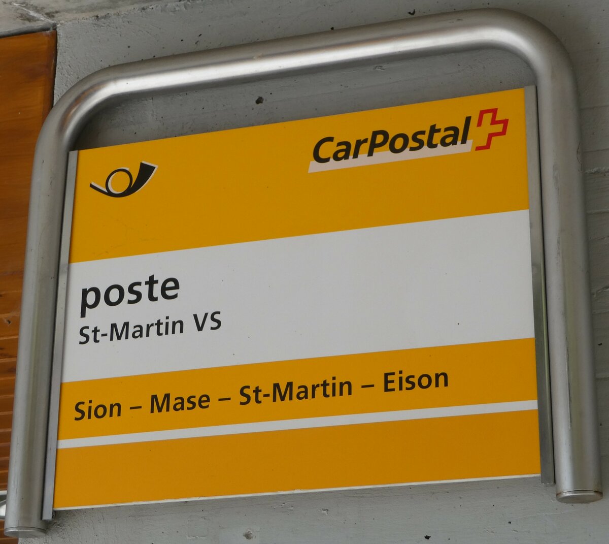 (253'185) - PostAuto-Haltestellenschild - St-Martin VS, poste - am 30. Juli 2023