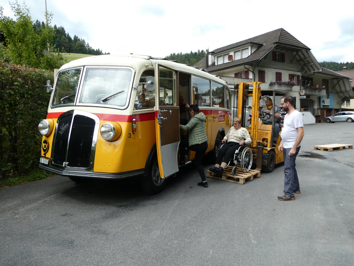 (253'555) - Schmid, Thrishaus - Nr. 3/BE 26'760 - Saurer/Gangloff (ex Geiger, Adelboden Nr. 3) am 9. August 2023 in Rinderbach, Rest. zur Sge (mit  Rollstuhllift )