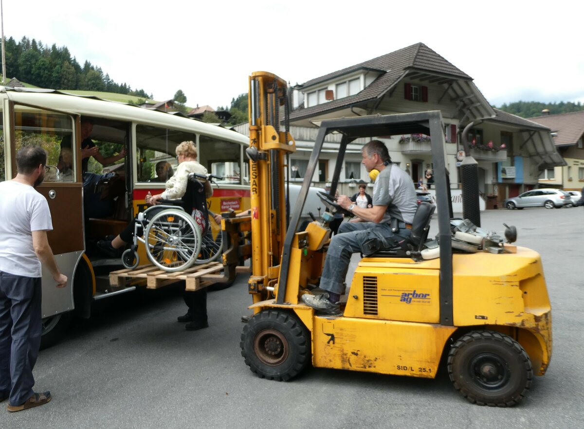 (253'556) - Schmid, Thrishaus - Nr. 3/BE 26'760 - Saurer/Gangloff (ex Geiger, Adelboden Nr. 3) am 9. August 2023 in Rinderbach, Rest. zur Sge (Teilaufnahme mit  Rollstuhllift )