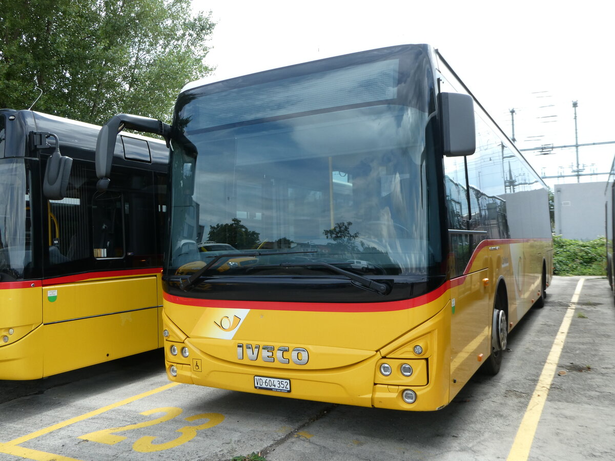 (253'732) - CarPostal Ouest - VD 604'352/PID 11'484 - Iveco am 12. August 2023 in Yverdon, Garage