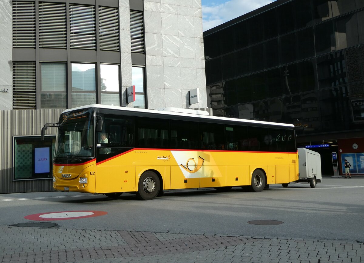 (253'807) - PostAuto Wallis - VS 468'662/PID 10'896 - Iveco (ex Zerzuben, Visp-Eyholz Nr. 62) am 15. August 2023 beim Bahnhof Visp