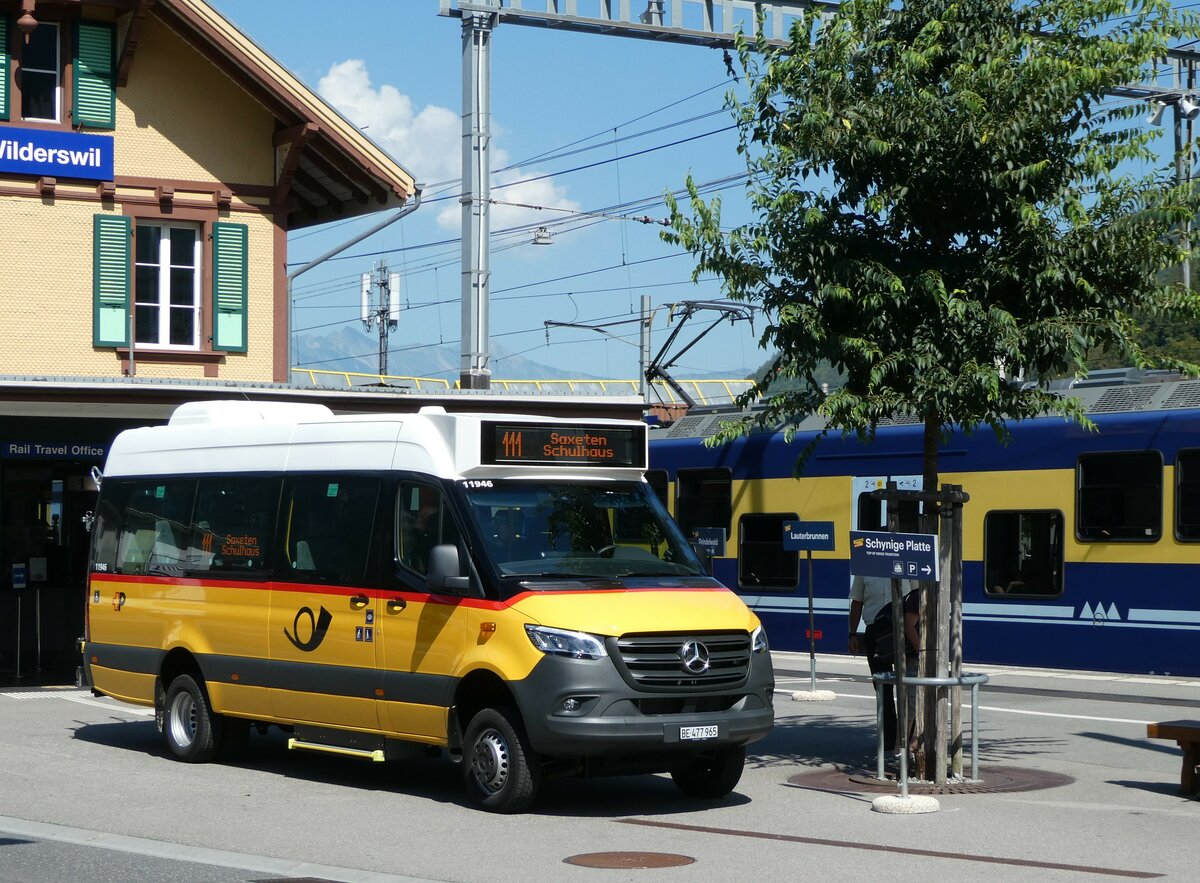 (254'105) - PostAuto Bern - BE 477'965/PID 11'946 - Mercedes am 21. August 2023 beim Bahnhof Wilderswil