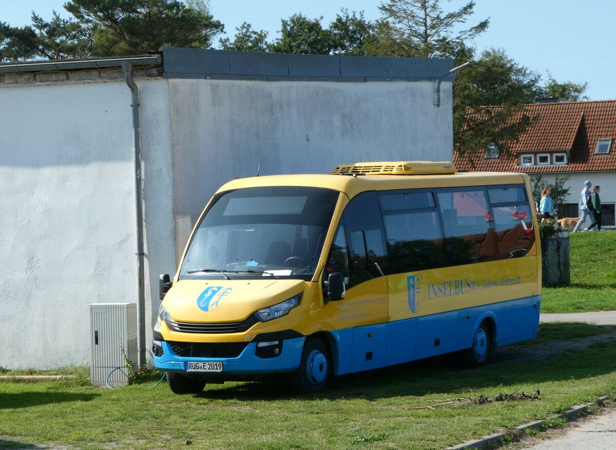 (254'628) - Inselbus Hiddensee, Vitte - RG-E 2019 - Iveco/Rosero am 2. September 2023 in Vitte, Hafen