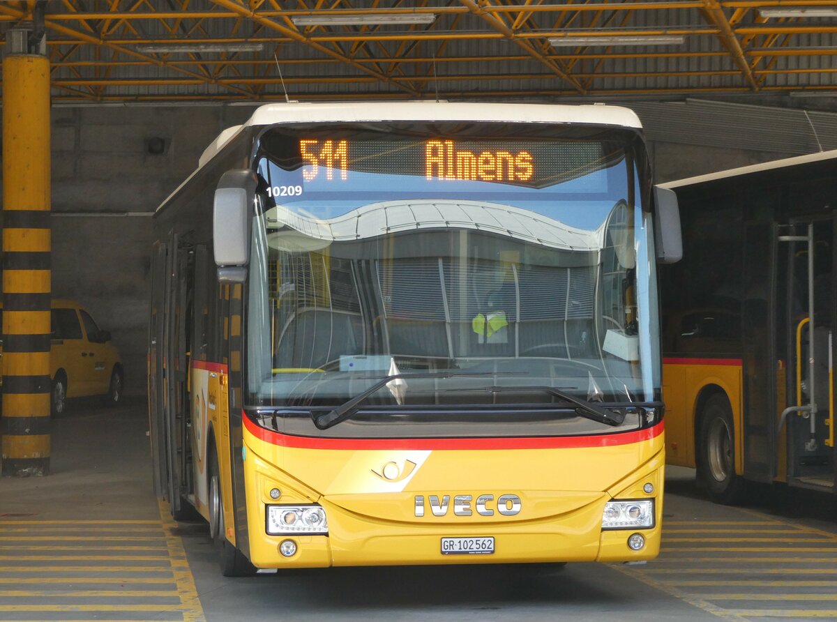 (254'901) - PostAuto Graubnden - GR 102'562/PID 10'209 - Iveco am 8. September 2023 in Thusis, Postautostation