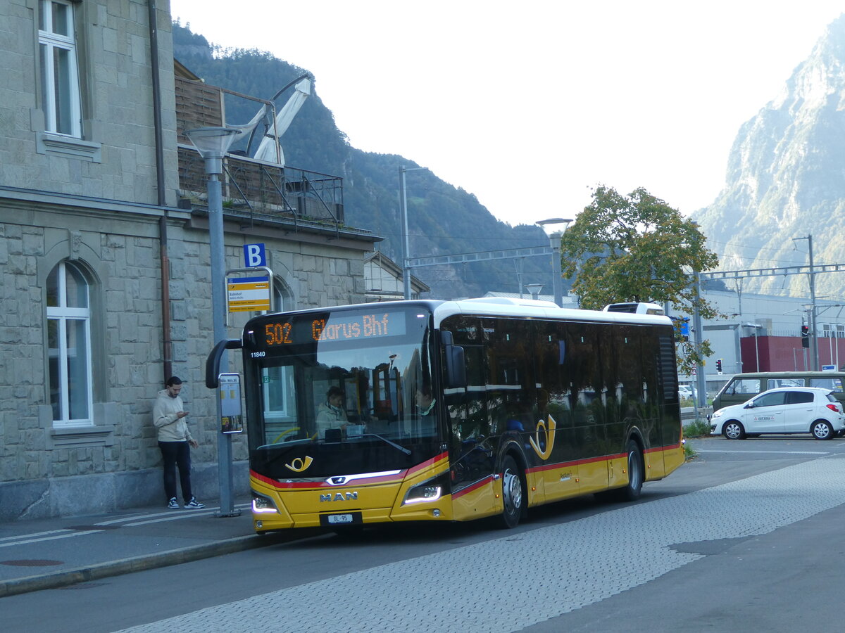 (255'888) - Niederer, Filzbach - Nr. 11/GL 95/PID 11'840 - MAN am 7. Oktober 2023 beim Bahnhof Nfels-Mollis