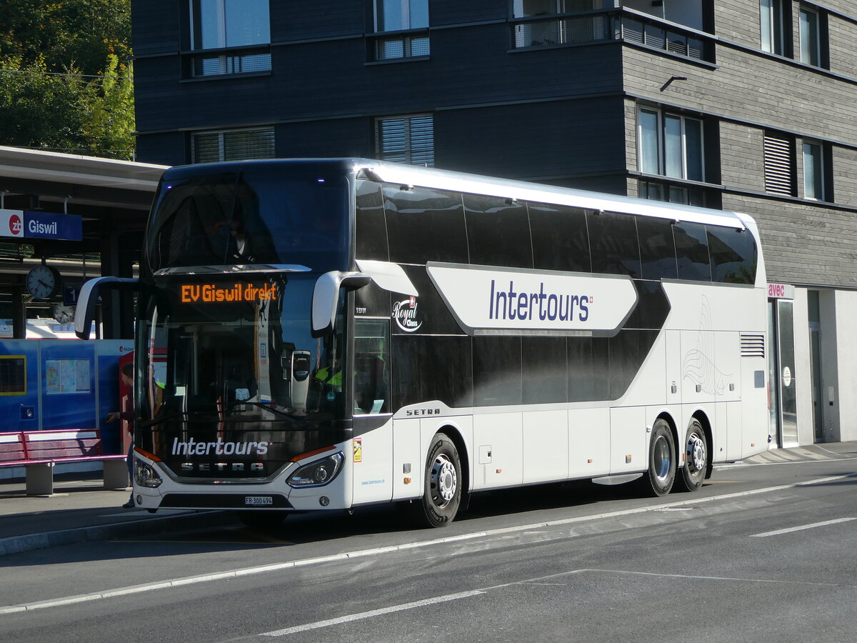 (256'135) - Intertours, Domdidier - FR 300'494 - Setra am 16. Oktober 2023 beim Bahnhof Giswil