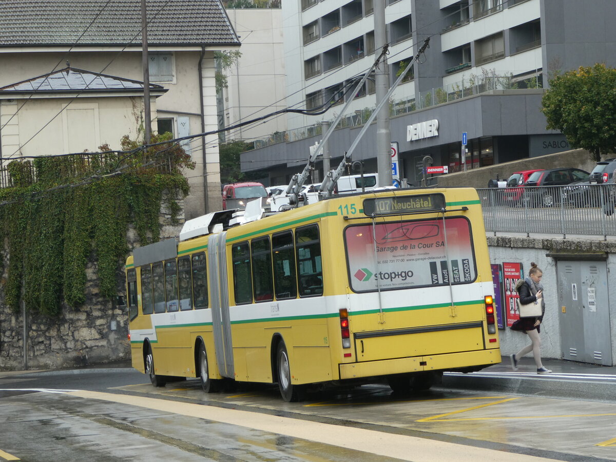 (256'168) - transN, La Chaux-de-Fonds - Nr. 115 - NAW/Hess Gelenktrolleybus (ex TN Neuchtel Nr. 115) am 19. Oktober 2023 beim Bahnhof Neuchtel