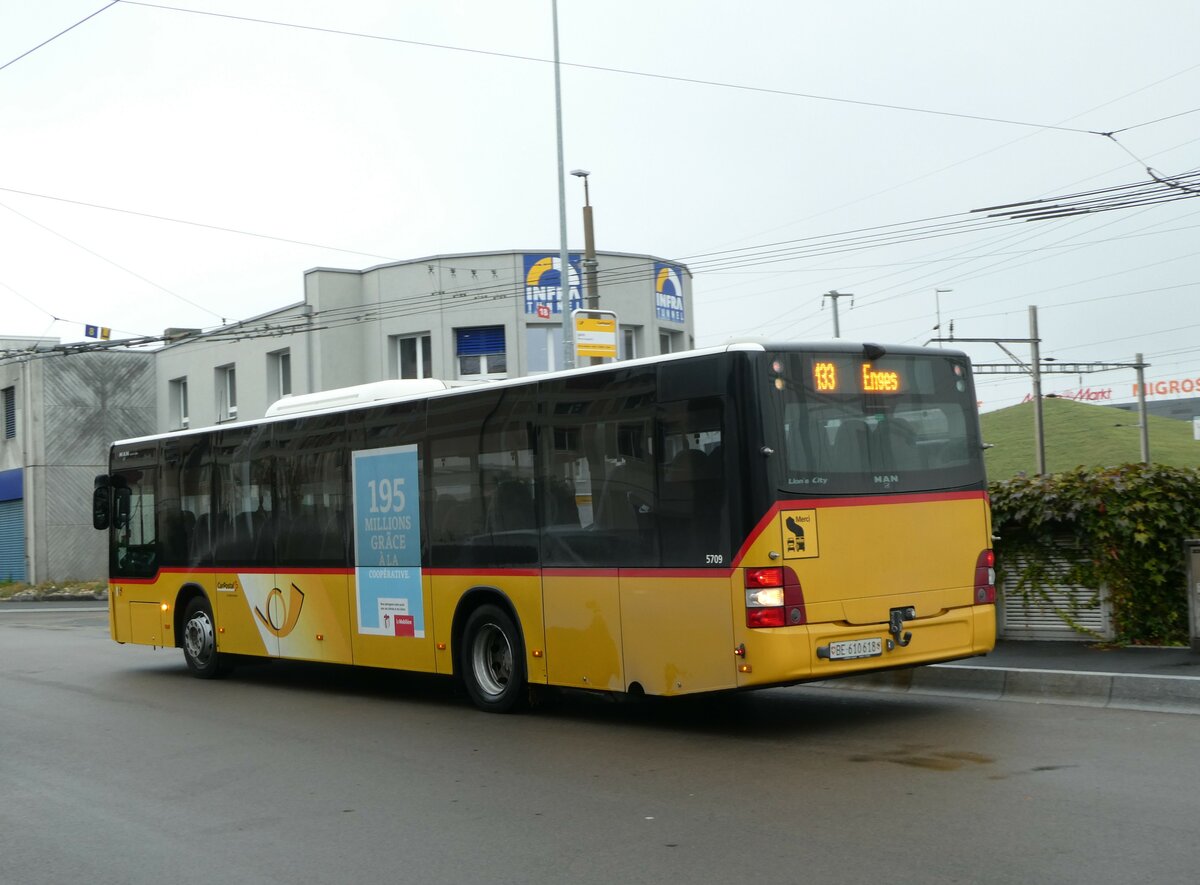 (256'196) - Funi-Car, Biel - Nr. 18/BE 610'618/PID 5709 - MAN am 19. Oktober 2023 beim Bahnhof Marin-pagnier