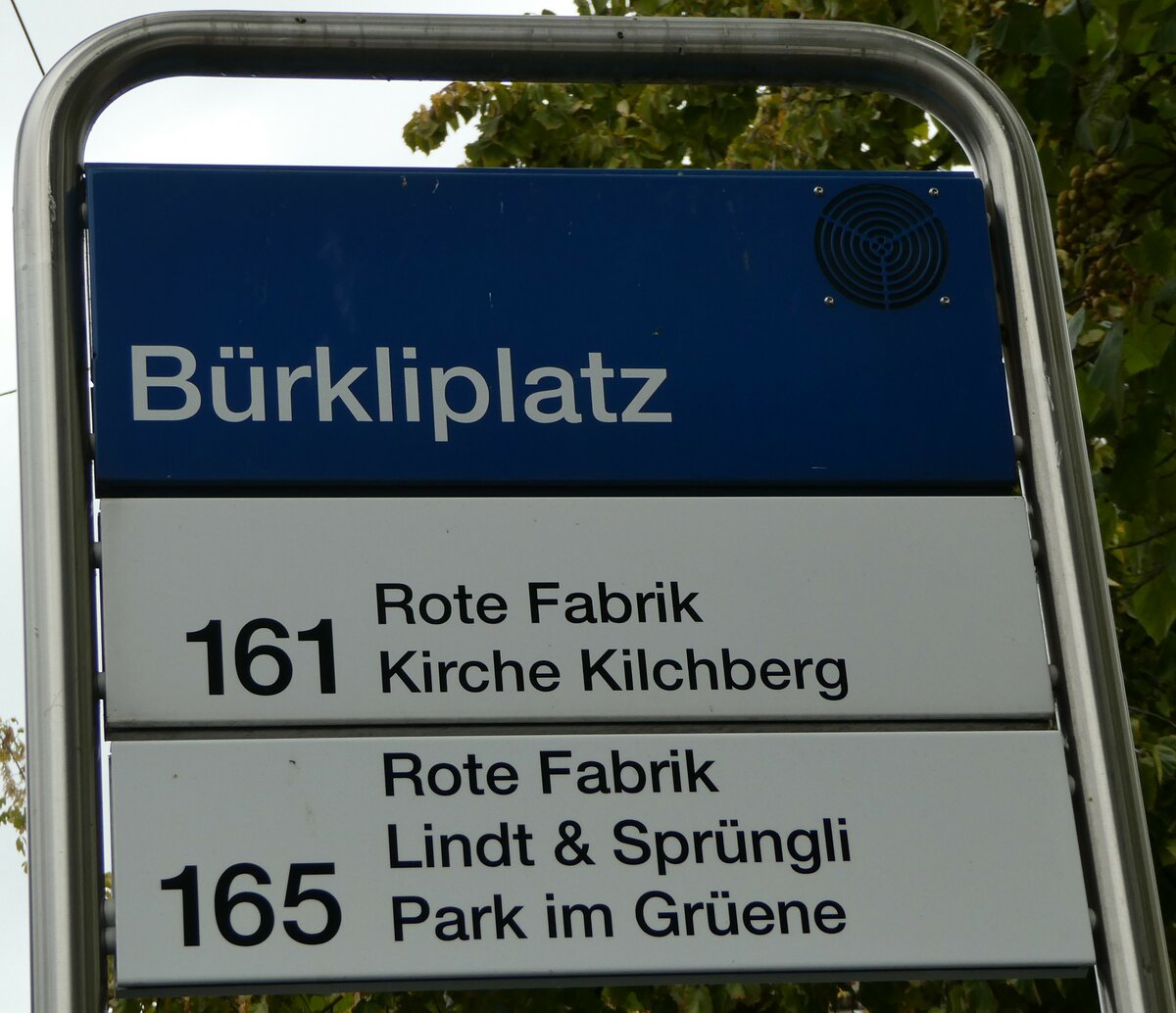 (256'239) - ZVV-Haltestellenschild - Zrich, Brkliplatz - am 21. Oktober 2023