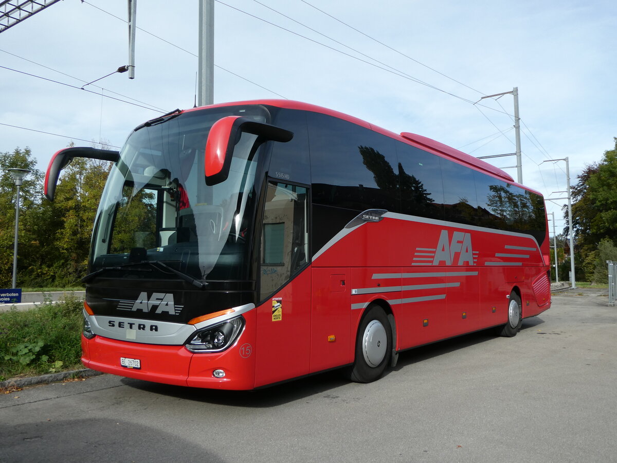 (256'548) - AFA Adelboden - Nr. 15/BE 26'702 - Setra am 29. Oktober 2023 beim Bahnhof Wimmis