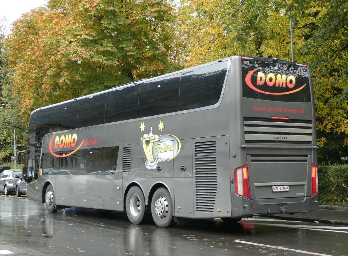 (256'573) - Domo, Glattbrugg - GL 2716 - Van Hool am 31. Oktober 2023 beim Bahnhof Glarus