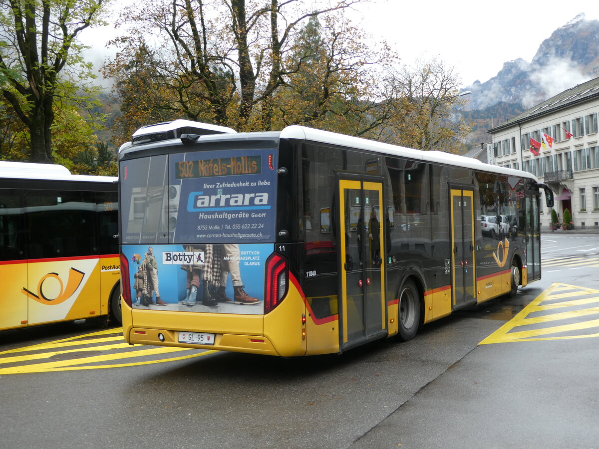 (256'579) - Niederer, Filzbach - Nr. 11/GL 95/PID 11'840 - MAN am 31. Oktober 2023 beim Bahnhof Glarus