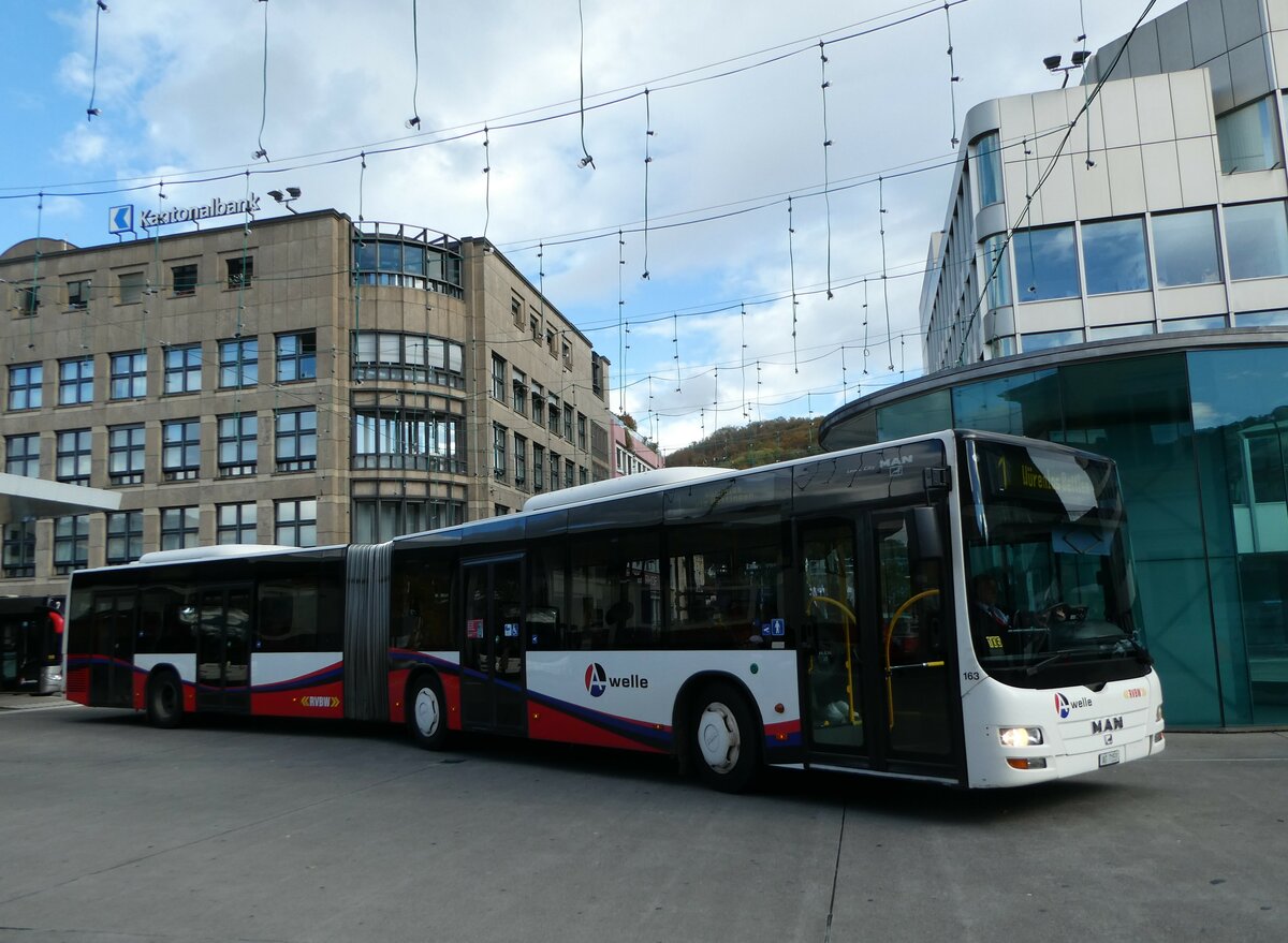 (256'783) - RVBW Wettingen - Nr. 163/AG 7153 - MAN am 6. November 2023 beim Bahnhof Baden