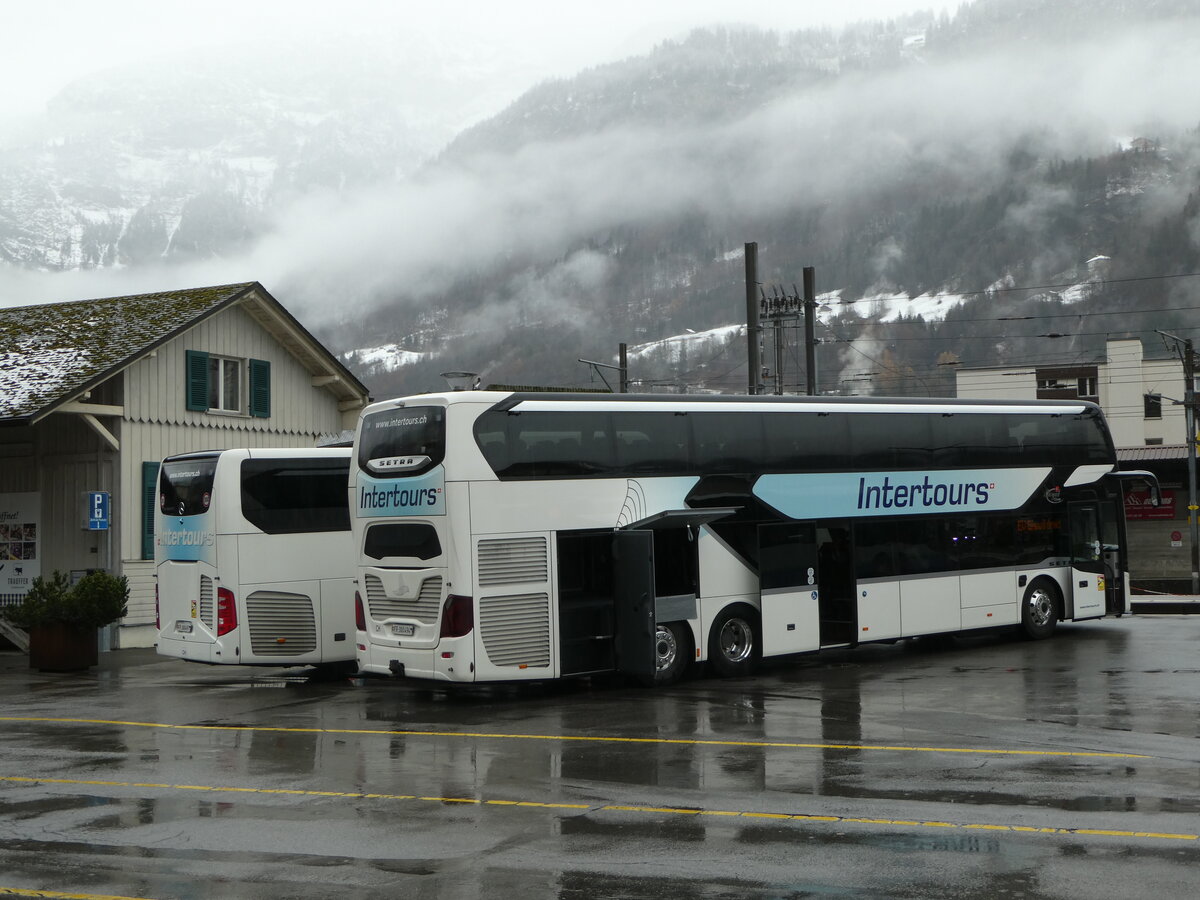 (257'333) - Intertours, Domdidier - FR 300'494 - Setra am 1. Dezember 2023 beim Bahnhof Meiringen