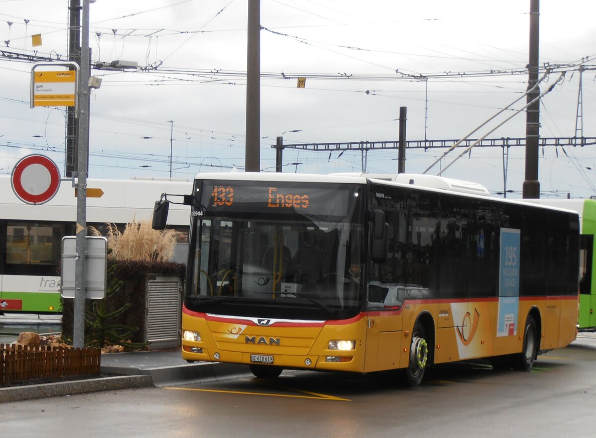 (257'538) - Funi-Car, Biel - Nr. 19/BE 610'619/PID 10'944 - MAN am 11. Dezember 2023 beim Bahnhof Marin-pagnier