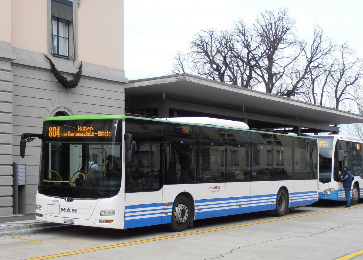 (257'635) - StadtBUS, Frauenfeld - Nr. 916/SG 482'212 - MAN (ex RTB Altsttten Nr. 916; ex PostBus/A BD 15'337) am 15. Dezember 2023 beim Bahnhof Frauenfeld